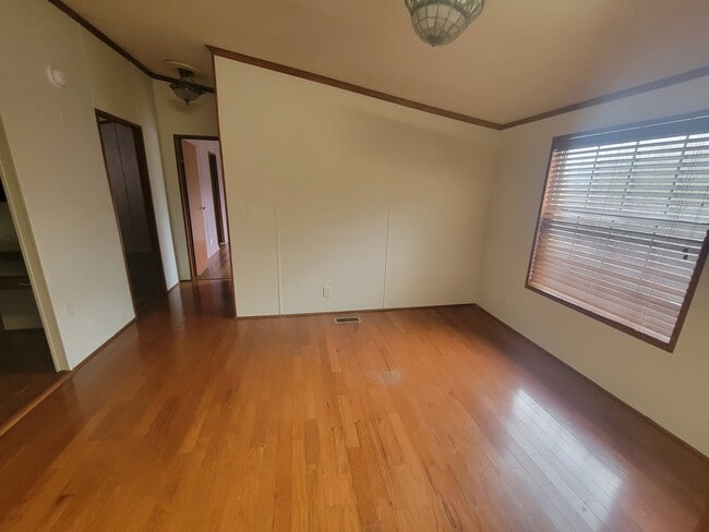 Building Photo - 427 4th St