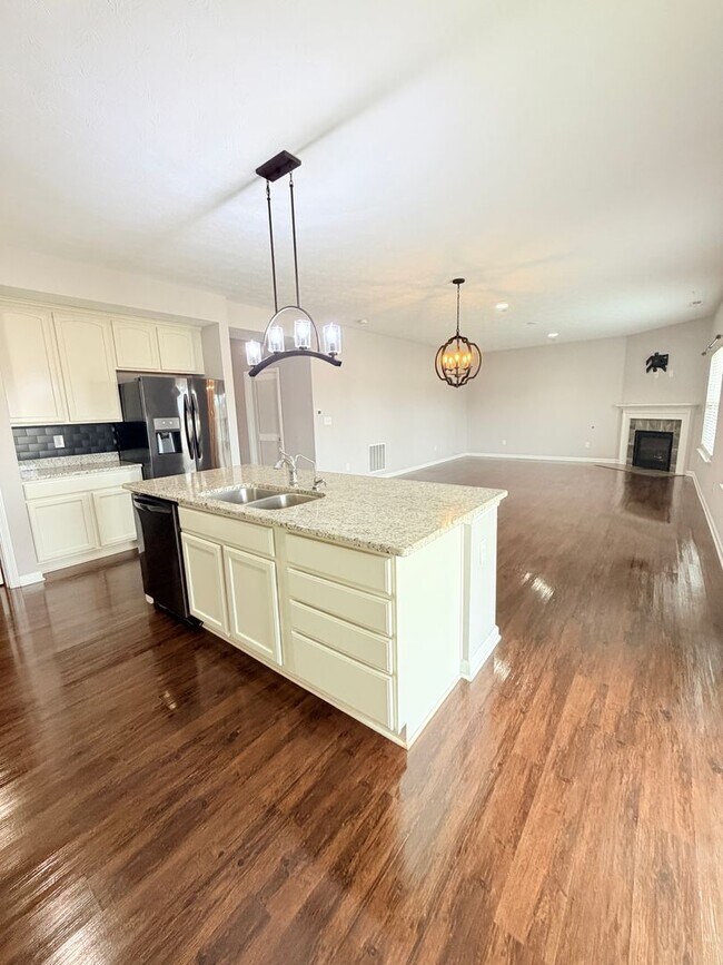 Building Photo - 1618 Woodside Cir