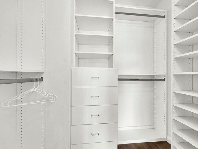 Building Photo - LOVELY POINTE AT MALIBU CONDO!