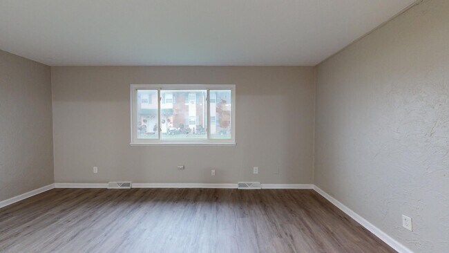 Building Photo - 630 Abbe Rd S