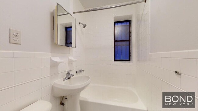 Building Photo - 724 Tenth Avenue