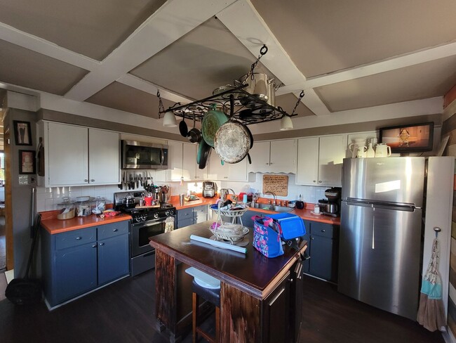 Building Photo - Spacious Two Story on Thunderbolt Marsh View