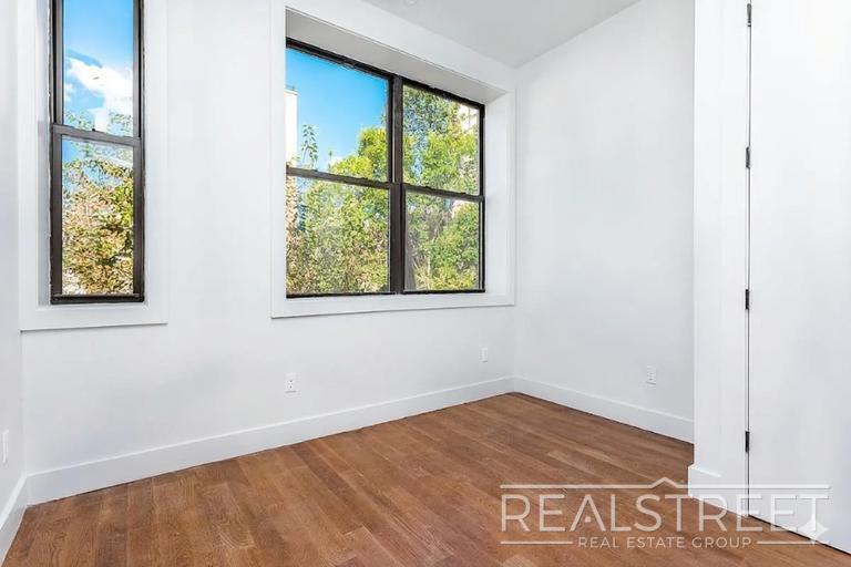 Building Photo - Spacious 3-Bedroom Apartment with Modern Finishes in Prime Bushwick