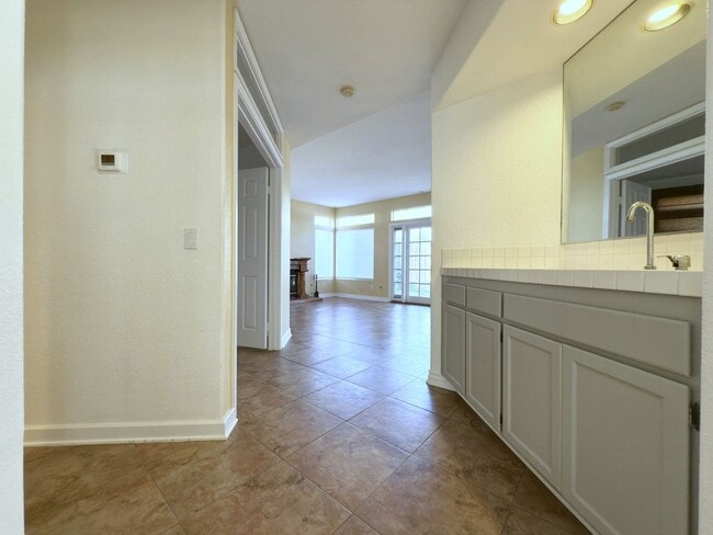 Building Photo - Spacious Home in Santa Fe Hills