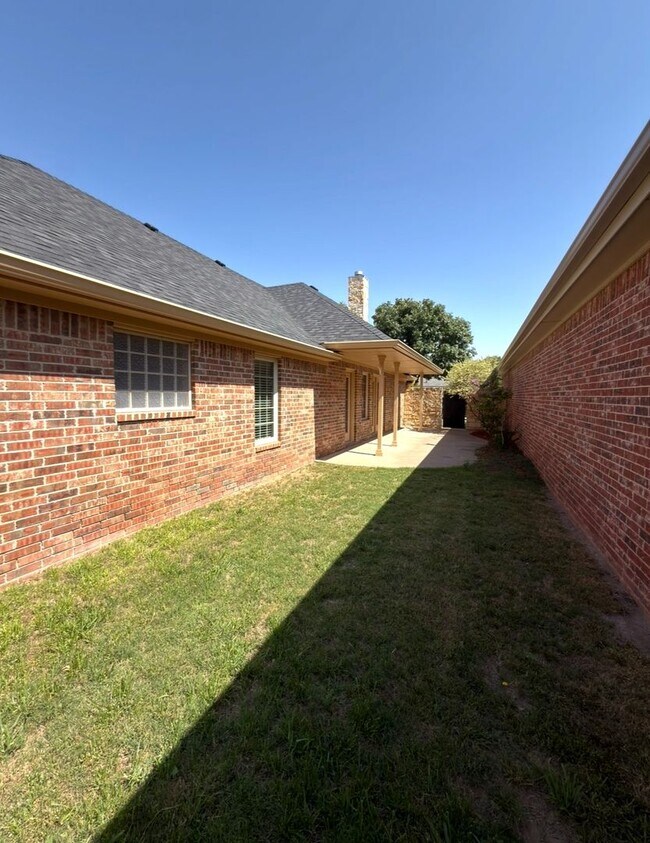 Building Photo - Immaculate garden home in Tivoli Estates