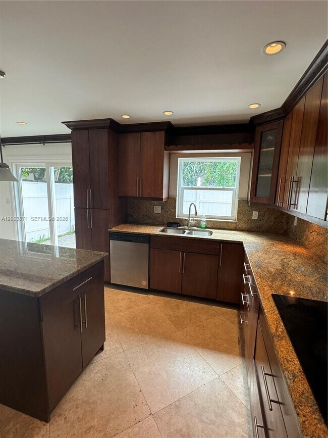 Building Photo - 3920 Woodside Dr