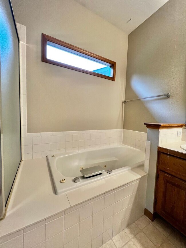 Building Photo - Charming 3 bed, 3 bath Ranch Home in South Fort Collins