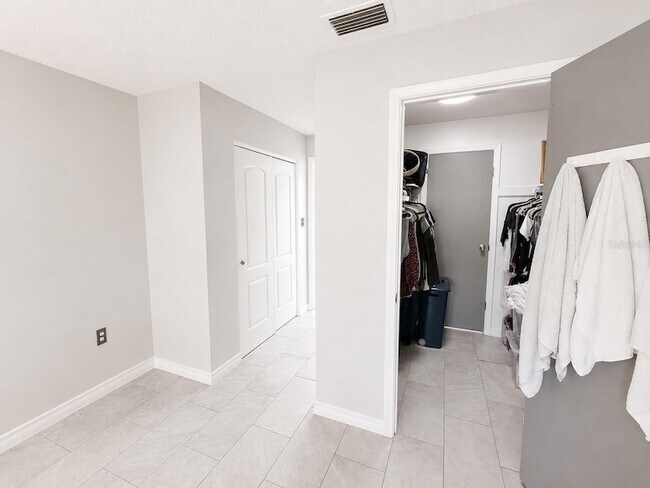Building Photo - 1706 Belleair Forest Dr