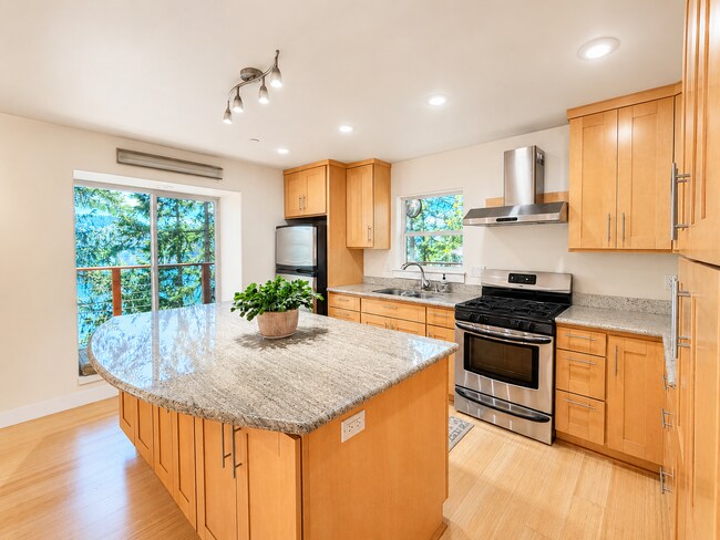 Building Photo - Elevated 2-Bedroom Home with Lake Sammamish Views