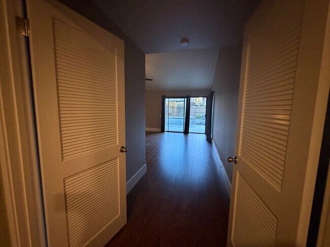 Building Photo - Gorgeous 3-Bedroom House in Gold River with pool