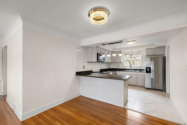 Building Photo - 2046 Yorkshire Rd