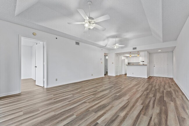 Building Photo - 700 Uno Lago Dr