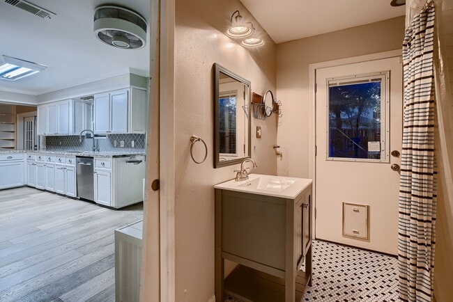 Building Photo - 5019 Oak Forest Dr