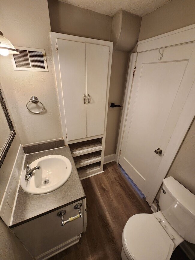 Building Photo - Spacious 3-Bedroom, 1-Bathroom Home AVAILA...