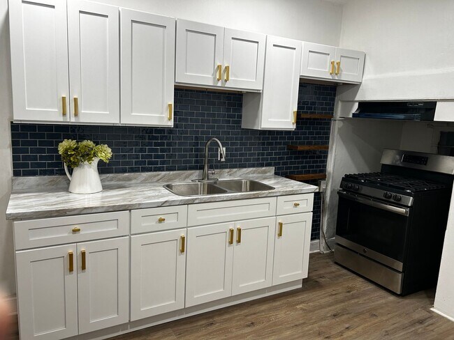 Building Photo - Newly Renovated 4 Bedroom Home in York City School District!