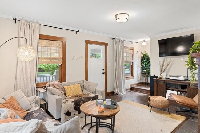 Building Photo - 2 Bed 1.5 Bath Home in the Heart of KCMO and Plaza Area