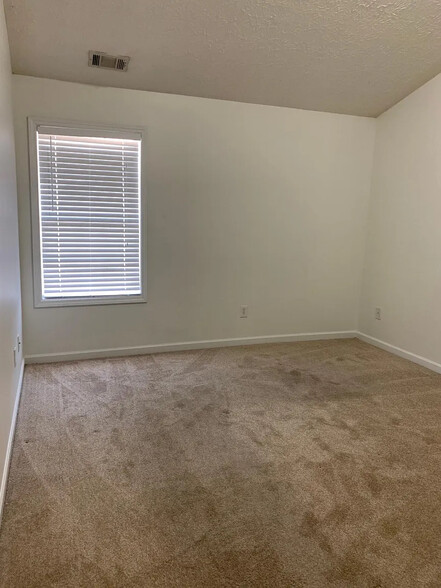 Building Photo - Room in Townhome on Roses Trail