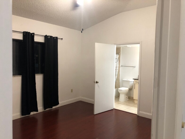 Building Photo - 2550 SW 18th Terrace
