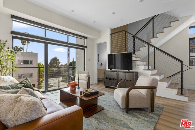 Building Photo - 1318 1/2 N Vista St