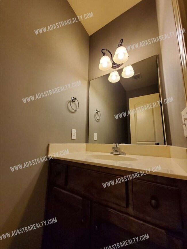 Building Photo - Beautiful and Spacious Olathe Townhome-Available in APRIL!!!