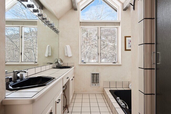 Building Photo - 60 Northway Dr