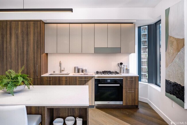 Staged photo from a similar unit with the same finishes and floorplan. - 280 Spear St