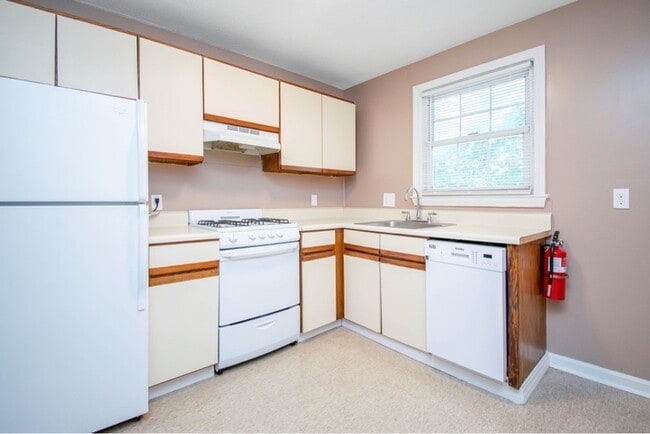 Building Photo - 1540 Memorial Ave