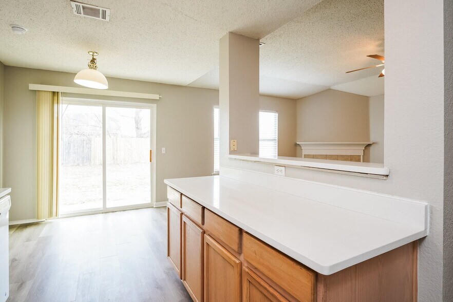 Building Photo - 6901 Baybridge Dr