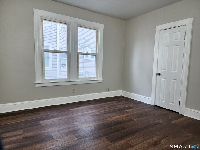 Building Photo - 402 Park St