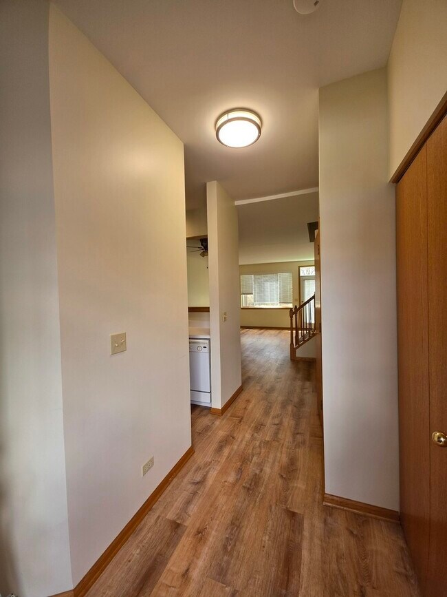 Building Photo - 10 Waverly Ct