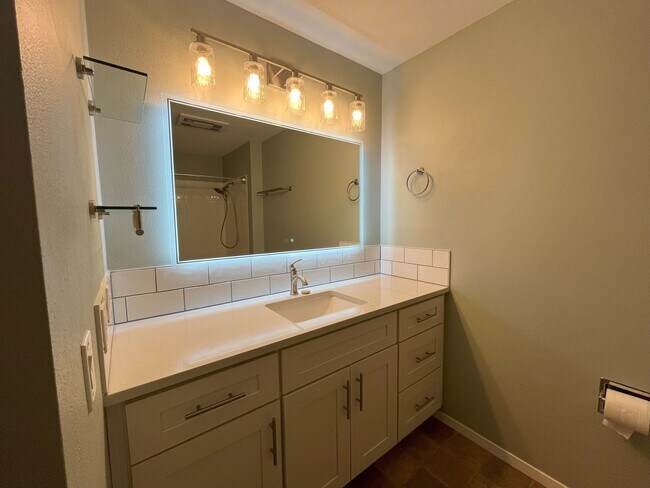 Building Photo - 1BD/1BA RiverPlace Condo - Secure Parking Included. Walk to OHSU, Waterfront, Shops & Restaurants.