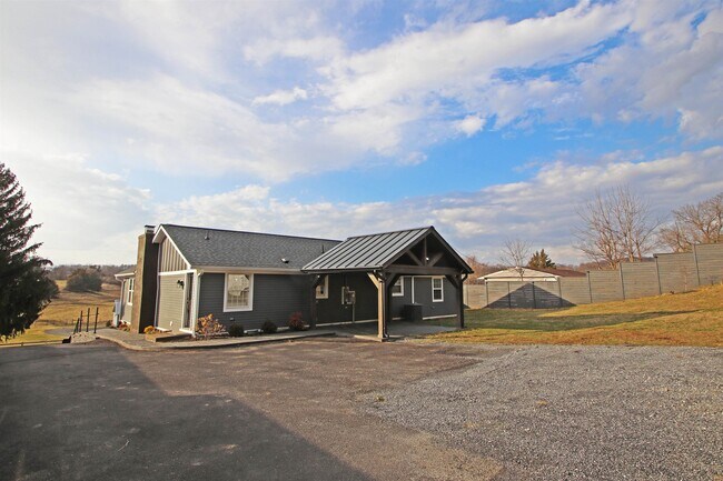 Building Photo - 3205 Oak Ridge Rd