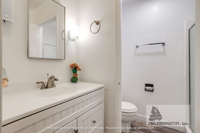 Building Photo - Beautifully Remodeled Unit Available Now!