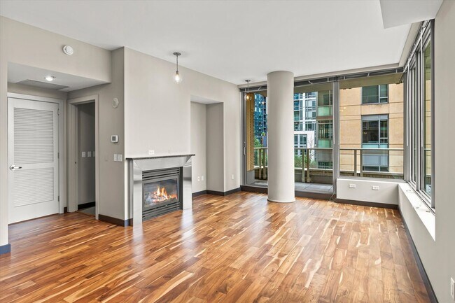 Building Photo - 910 Lenora St
