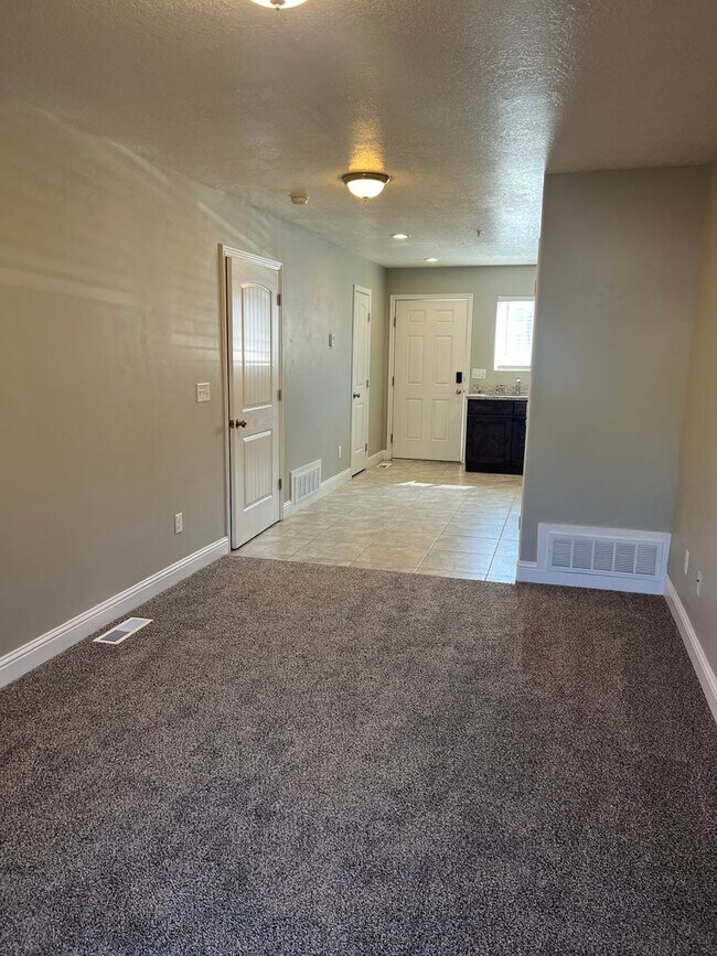 Building Photo - Newly Remodeled Townhome