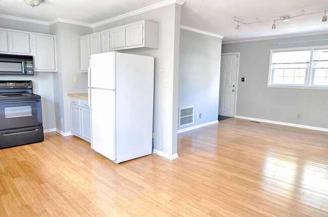 Building Photo - Walkable Carrboro Living — 3BR Home with L...