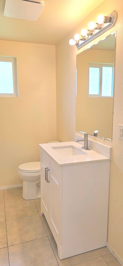 Building Photo - 2BD-1BA LYNNWOOD COTTAGE