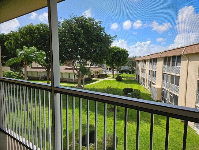 Building Photo - 700 Village Green Ct