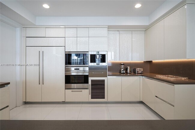 Building Photo - 17475 Collins Ave