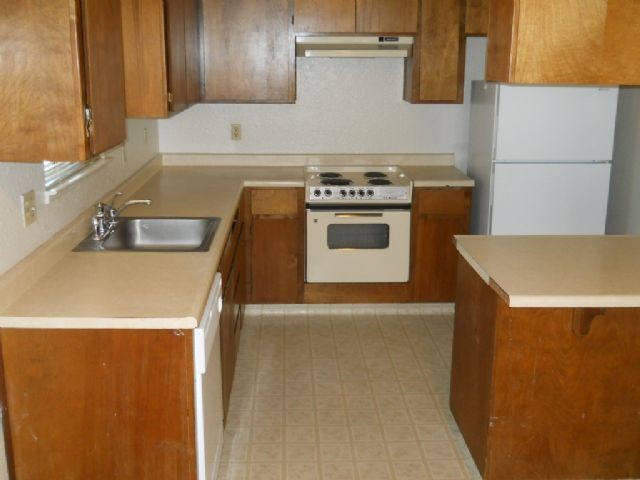 Building Photo - Triplex For Rent in Manteca