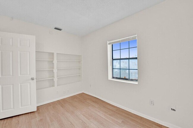 Building Photo - 3 BR / 3 BA + Patio + Parking AVAIL 8/1