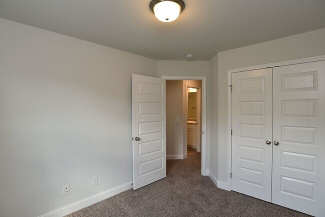 Building Photo - Beautiful Townhome. ***No Pets***