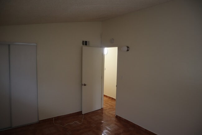 Building Photo - Apple Valley, 3 Bedroom, 2 Bathrooms, 1/2 acre property, Fully fenced