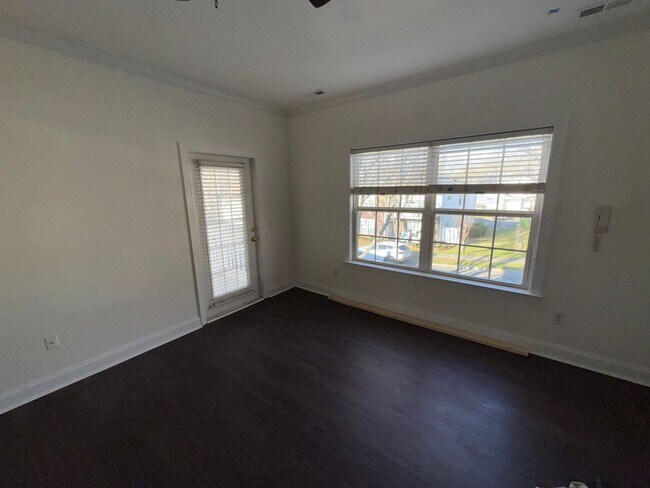 Building Photo - Renovated Cornelius Condo | Two Covered Balconies | Walk to Downtown & Antiquity | Lake Norman Area