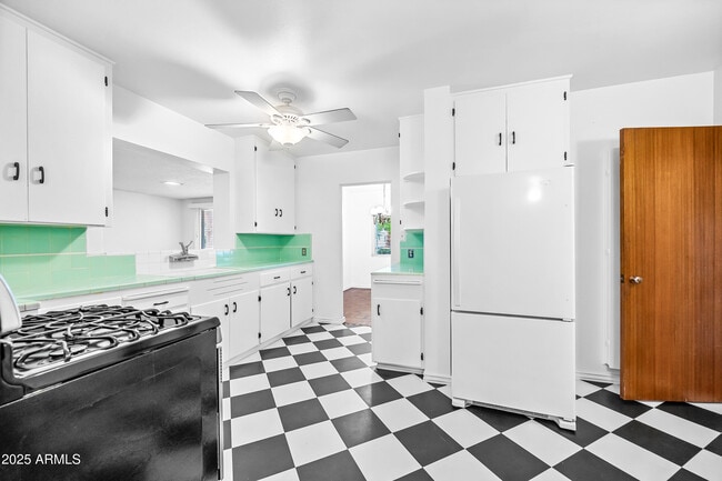 Building Photo - 4039 E Cambridge Ave