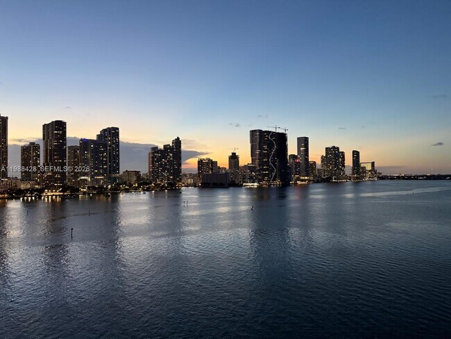 Building Photo - 801 N Venetian Dr