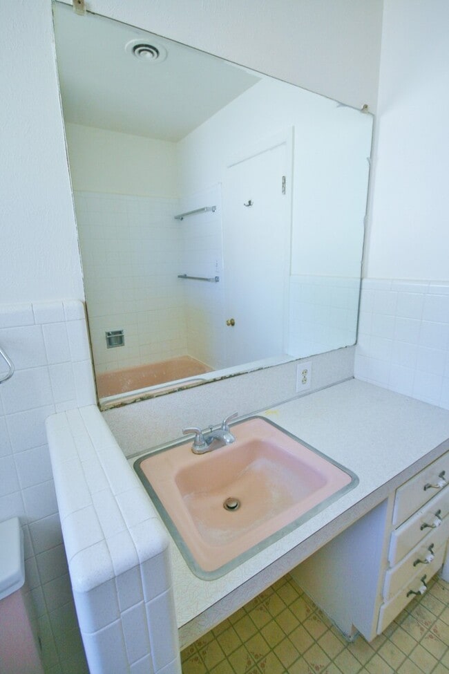 Building Photo - 3 Bed, 2 Bath, Highland School District