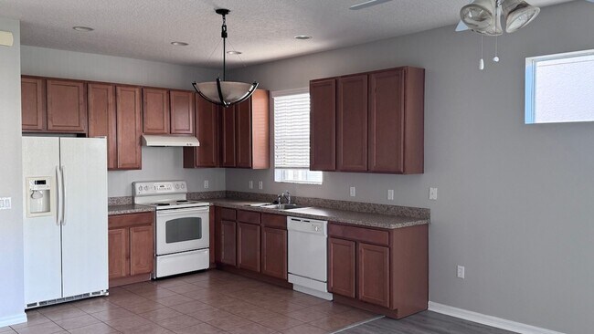 Building Photo - Updated 4/2.5 House with Garage in Turtle Creek of Saint Cloud