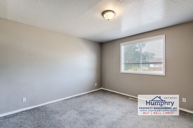 Building Photo - 3 Bedroom/2.5 Bathroom/2 Car Garage, 1,574 Sqft in the Landing Subdivision. Living Room/Dining Ro...