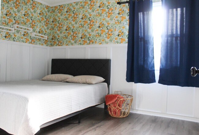 Building Photo - Bright and Spacious 3 Bedroom Furnished Rental